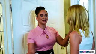 Seos pequenos rubio con artista pretende ser unha big tits milfs fuxitivo enteada e atopa-se a recibir o seu bichano peludo lambeu pola súa madrasta