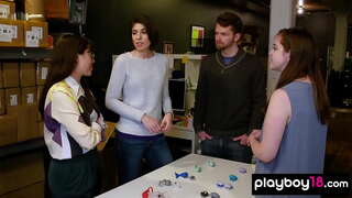 Ҳаводор трах вчетвером бо голодными милф мекунанд