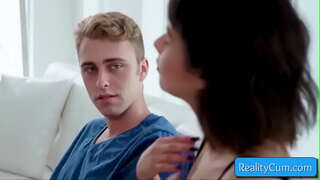 Энэ үзнэ үү cutie өсвөр насны хар үстэй хөхүүл том хойлог, болж түүний cunt хуруутай гүн