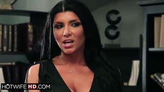 Busty milf ne peux pas attendre pour se faire baiser par son collègue.Son mari se cache secrètement regarder ses gros seins femme se faire lécher le cul.Elle facefucked et chevauche la bite