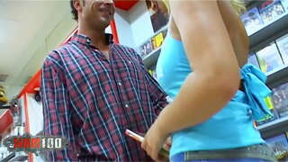 Jong Blond spaanse babe Sonia Manrique met groot natuurlike tiete hard fucked in die gat op die video klub Jong Blond spaanse babe Sonia Manrique met groot natuurlike tiete hard fucked in die gat op die video klub
