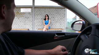 Turpis dudus ultro sola parvulus in bus station, ostendens eam quomodo frigus est publica irrumabo in natura