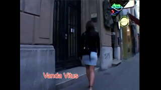 Morena bellesa Sarah Blau amb pits naturals passejades polla en totes les posicions