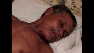 старик получает немного толстой киски