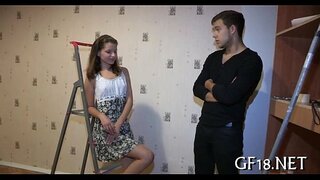 Lada sėdi ir žiūri