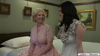 ���ುಸ್ಟಿ ಹೊಂಬಣ್ಣದ ತನ್ನ ಶ್ಯಾಮಲೆ ಸ್ನೇಹಿತರಿಗೆ ಭೇಟಿ ನೀಡುತ್ತಾರೆ ಮತ್ತು ಅವರು ತಮ್ಮ ಬೂಬ್ಗಳ ಗಾತ್ರದ ಬಗ್ಗೆ ಮಾತನಾಡಲು ಪ್ರಾರಂಭಿಸುತ್ತಾರೆ.ಅದರ ನಂತರ, ಅವರು ಮೊನಚಾದ ಪಡೆಯಲು ಮತ್ತು ಅವರು ಪರಸ್ಪರ ಚುಂಬನ ಆರಂಭಿಸಲು.ಮುಂದೆ ತನ್ನ ಸ್ನೇಹಿತ ಹೀರುವಾಗ ತನ್ನ ಚೇಕಡಿ ಹಕ್ಕಿಗಳು ಮತ್ತು ಲಿಕ್ಸ್ ತನ್ನ pussy.In ಹಿಂತಿರುಗಿ ಅವಳು ತನ್ನ ಸ್ನೇಹಿತರಿಗೆ ಅದೇ ರೀತಿ ಮಾಡುತ್ತಾಳೆ.