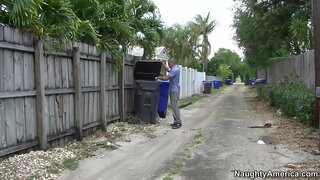 Daiva Lynn sušikti savo sūnaus draugas lauke