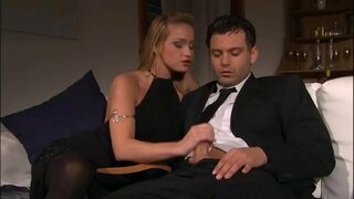 Бодит шулуун гэдсээр нь огт Таашаал PornStar Katia Nobili болон түүний залуу Азарга - (HD Дүр зураг)