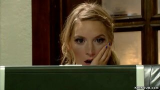 Blonde teen Mona Wales pronašla na internetu порнофильм sa svojom maćeha Симоной Sonje, a zatim выпорола i analno трахнула ga u бондаже u krevetu