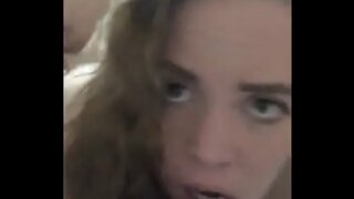 Slutvife deepthroats va cumming esa uni farting oldin anal creampie oladi